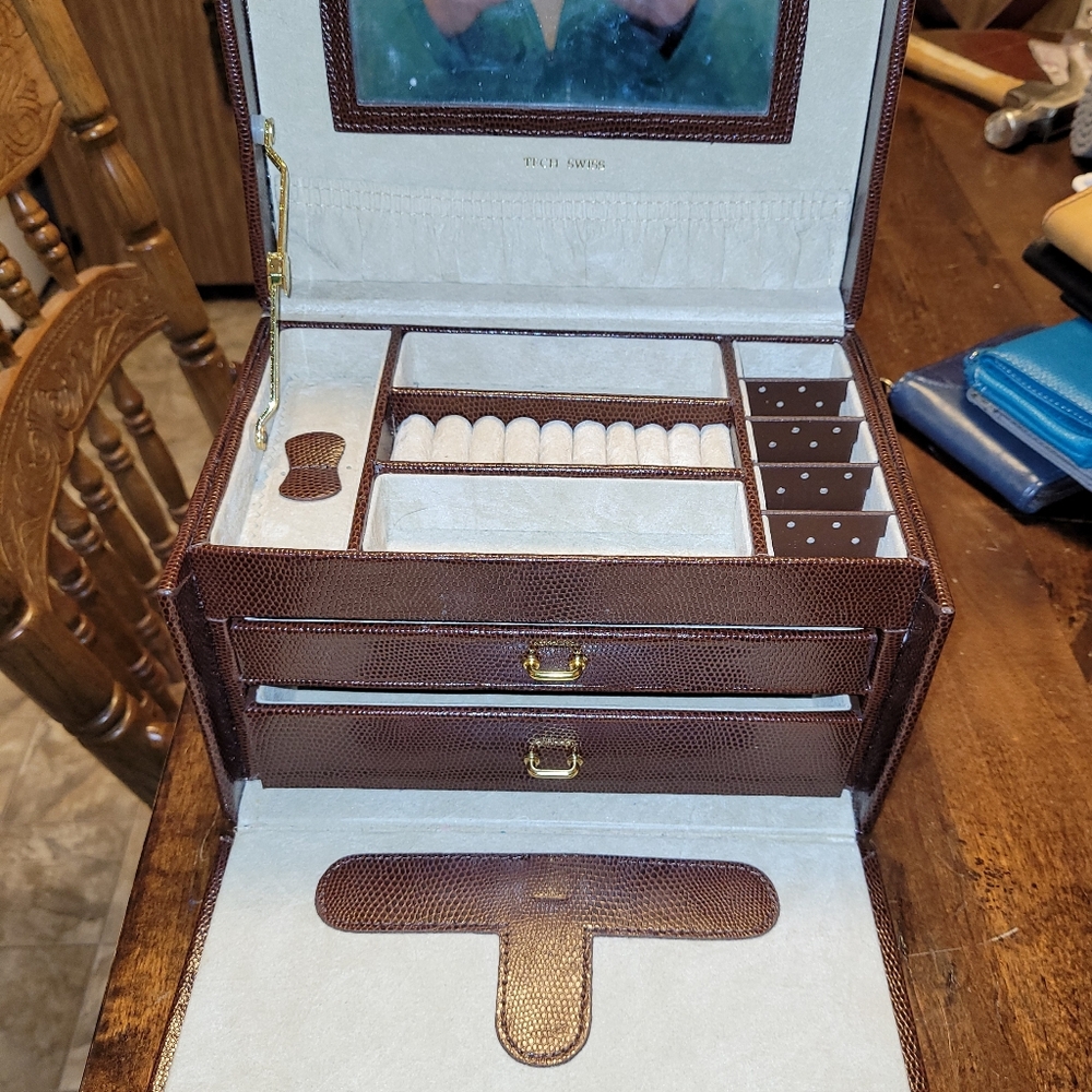 Tech Swiss Train case Style Jewelry Case.